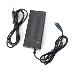 Laturi Navee V40 sähköskootterin sisäiselle akulle  - 1 Laturi Navee V40 sähköskootterin sisäiselle akulle
Akkulaturi Navee V40: